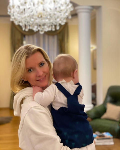 45-летняя жена Валерия Сюткина показала редкое фото с 8-месячным сыном