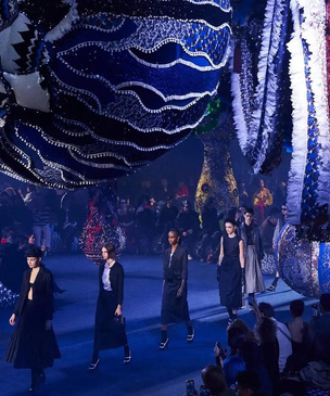 Под сенью щупалец: фантастическая инсталляция на показе Dior