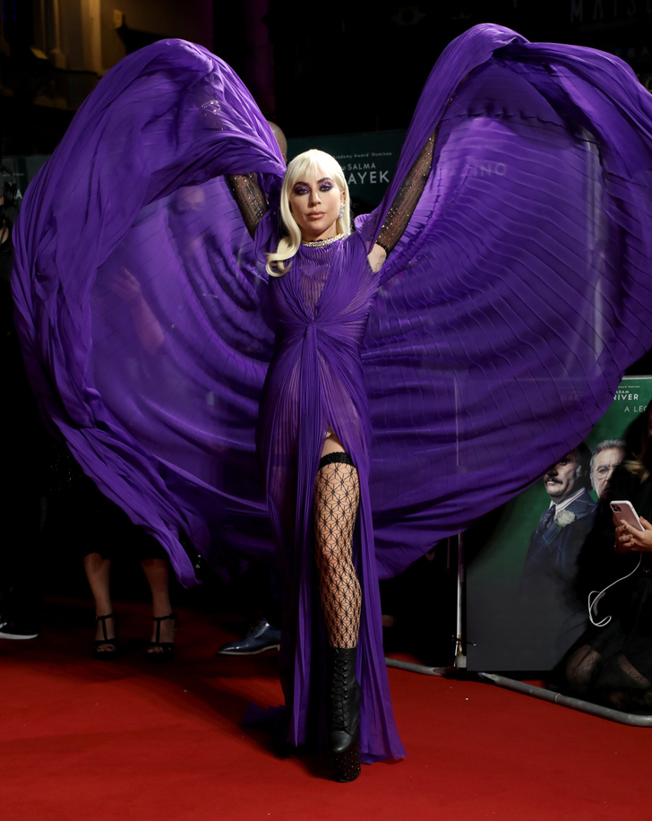Все лучшее сразу: Леди Гага в летящем шифоне, сетчатых колготках, прозрачных перчатках и ботильонах на головокружительной платформе