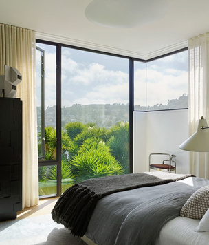 Спальни с панорамными окнами: 20+ примеров