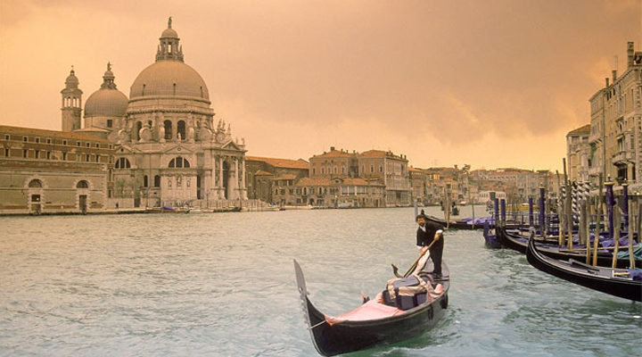 Туристы в Венеции пьют из фонтанов
