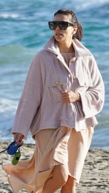 Какая нежность! Ева Лонгория в самом романтическом образе этого декабря | marieclaire.ru