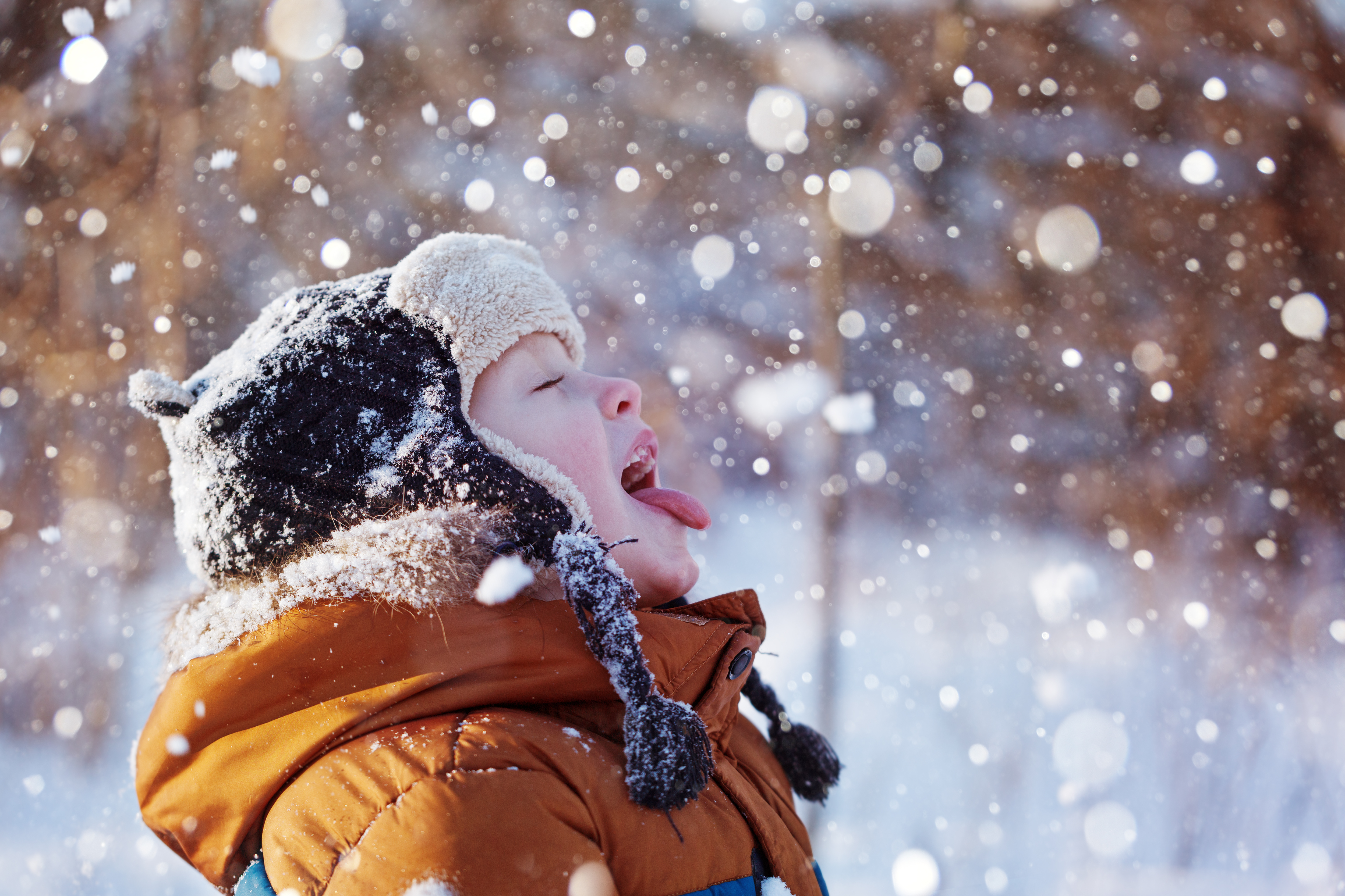 Просто будь снежным. Радостный ребенок снег. Дети зимой. Дети в снегу. Снег радость.