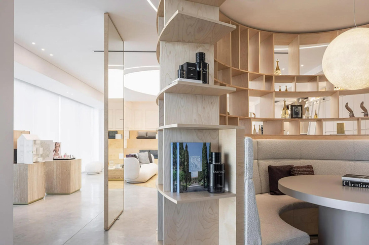 Шоурум Dior в Тель-Авиве с мебелью из фанеры: проект KOT Architects