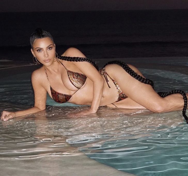 Ночная русалка: Ким Кардашьян в крошечном «змеином» бикини показывает самые соблазнительные позы для пляжной фотосессии