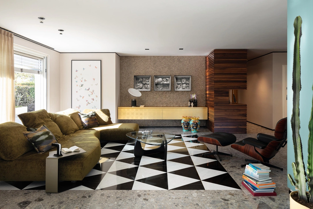 Диван Edra. Мрамор на полу, Alfa Marmi. Панно из обоев с бабочками Butterflies, Misha. Шторы Shades Stone и Zeus Lino, все — Dedar. Кресло и журнальный столик, Vitra. Обои в зоне у телевизора, Nobilis. Освещение, Viabizzuno. Тумба под телевизор, ТМ Italia. | Источник: Карло Ориенте