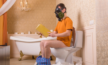Пять самых неожиданных версий, почему муж американки проводит в туалете по 4 часа в день