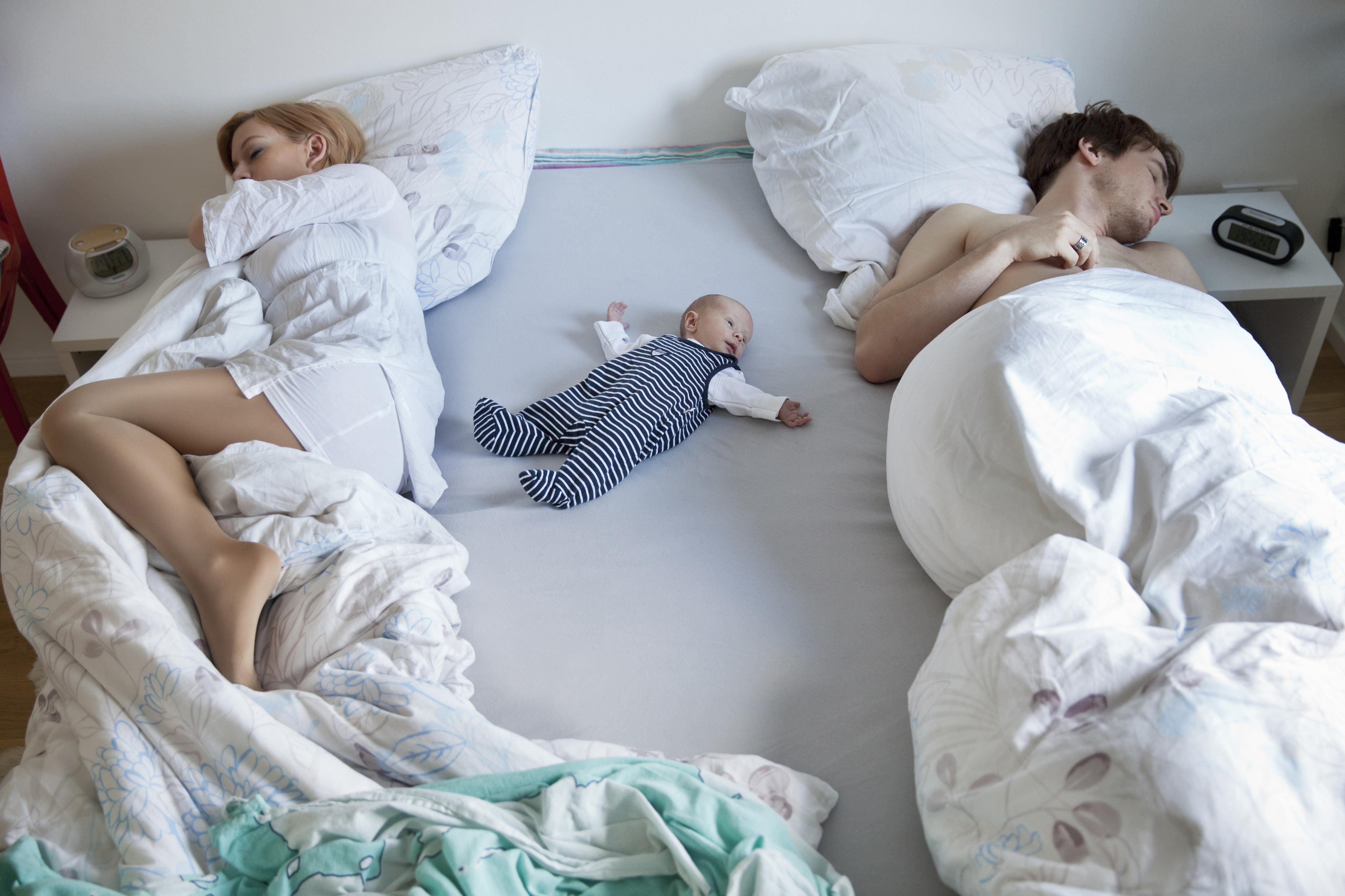 Мама друга уснула. Кровать для детей. Ребенок в кровати с родителями. Совместный сон ребенка с родителями.