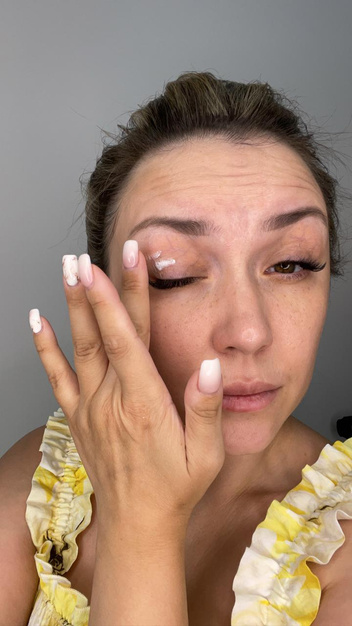 Как стереть усталость с лица: экспресс-макияж для мам за 15 минут — фото