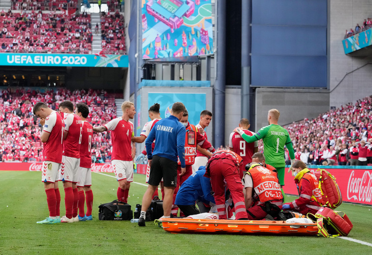 Упал как подкошенный: футболиста сборной Дании чудом спасли во время игры