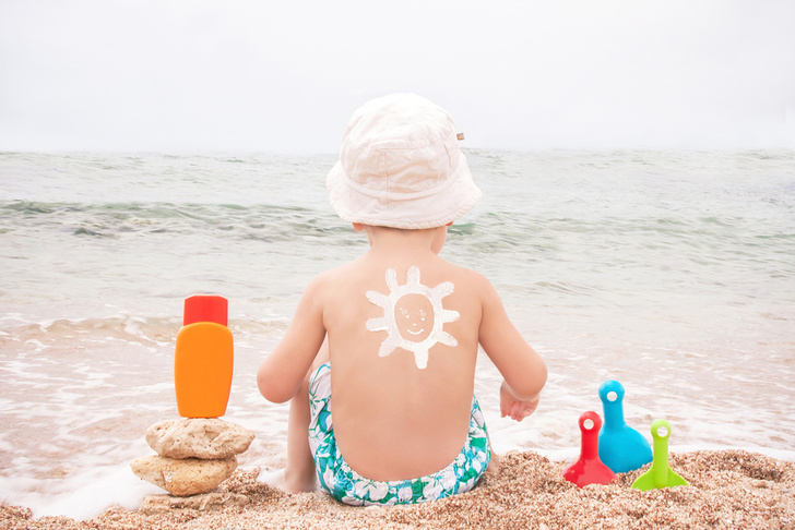 Врачи советуют не использовать солнцезащитный спрей для детей