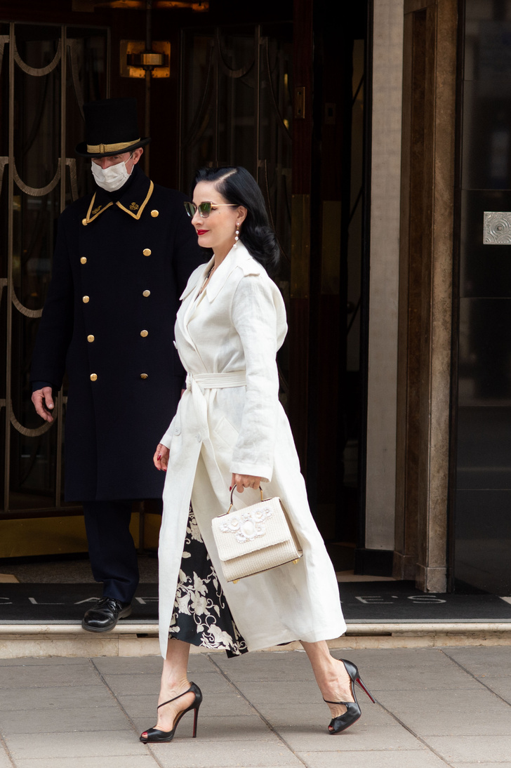 Взгляд не отвести: Дита фон Тиз в белом пальто Alberta Ferretti