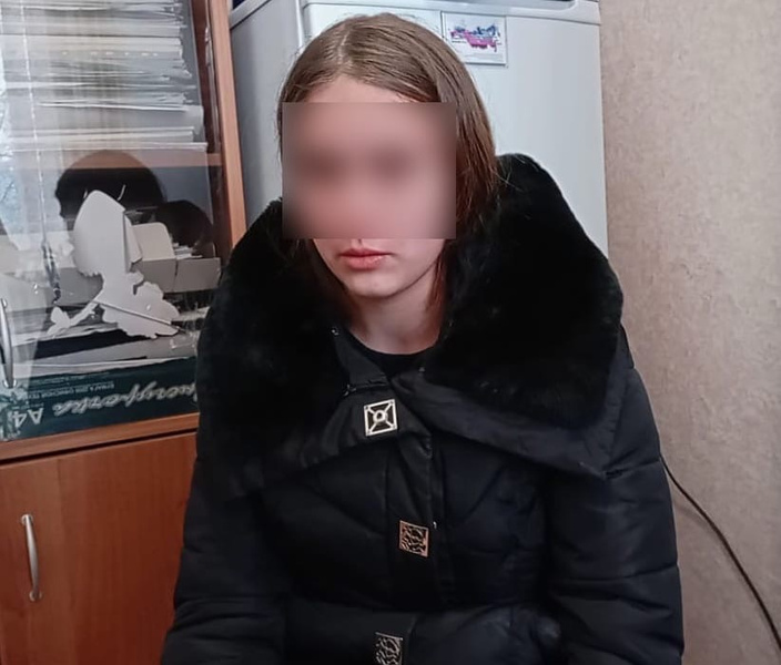 «Закончит жизнь в тюрьме»: соседи описали 14-летнюю девочку и ее парня, зарезавших семью под Омском