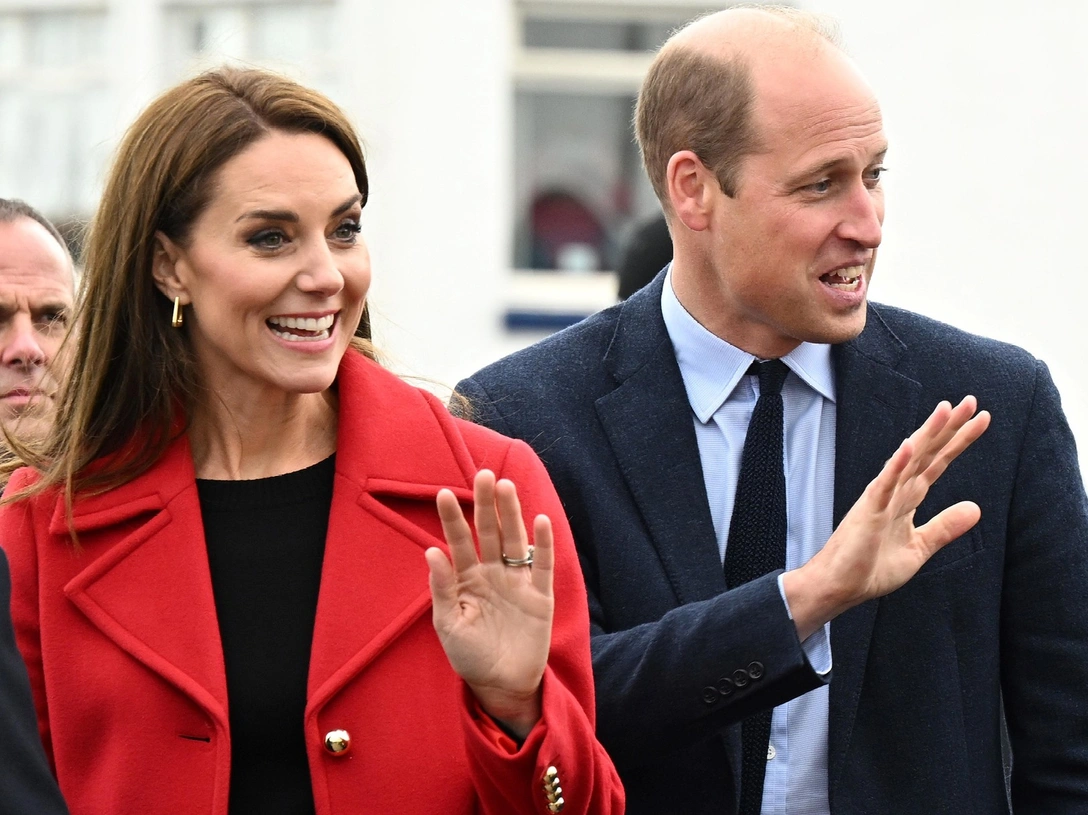 Кэтрин и Уильям приветствуют представителей общественности после посещения спасательной станции Холихед RNLI в Англси, Северо-Западный Уэльс, 27 сентября 2022 | marieclaire.ru