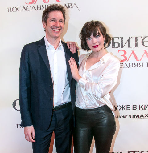Милла Йовович с супругом Полом У. С. Андерсоном на премьере «Обитель зла: Последняя глава» в Москве