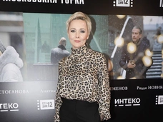 Тарханова в целомудренном наряде, а Повереннова в «леопарде»: звезды на премьере фильма «Московская горка»