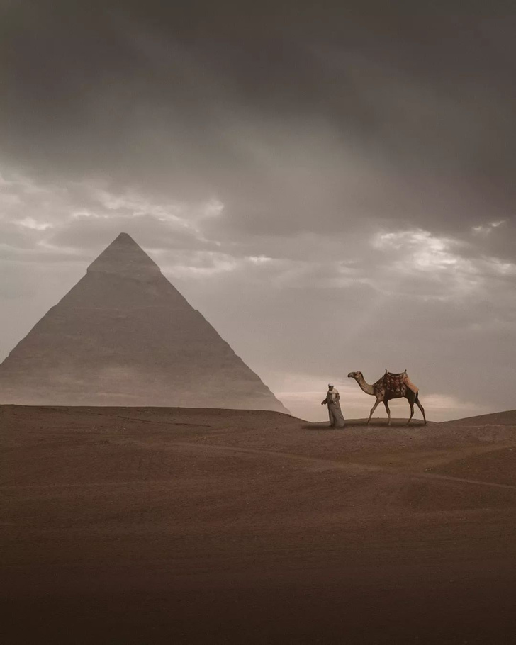 Лунное безмолвие: сфинксы, пирамиды и пустыня в необычном фотопроекте