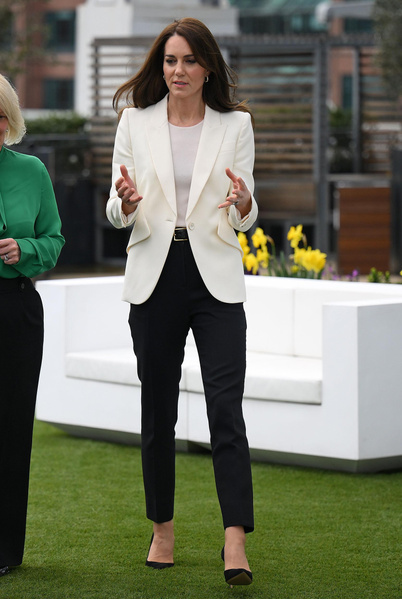 Белый приталенный пиджак как у Кейт Миддлтон — лучшая инвестиция в весенний гардероб 💵