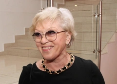 86-летняя Алиса Фрейндлих впервые вышла на сцену театра после победы над коронавирусом
