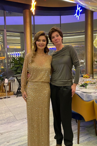 Алина Кабаева отметила завершение турнира жаркими танцами в золотом платье