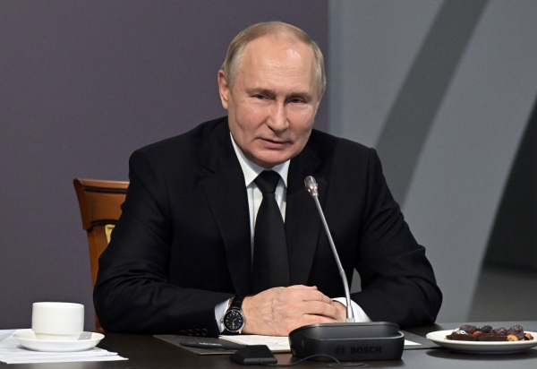 «У мамы выбили карточку из рук, когда она подошла получать хлеб»: Путин поделился историей из прошлого