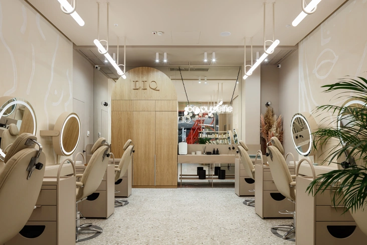 Подарочный сертификат LIQ skinbarЭто способ подарить не просто процедуру, а полчаса внимания к себе в формате, который легко вписать между встречами или делами. В любой из студий получатель сертификата сможет выбрать уход для лица или зоны декольте, а перед началом косметолог проведет экспресс-диагностику кожи и подберет протокол под ее задачи — от «быстрого сияния» перед выходом до более интенсивных SPECIALS.