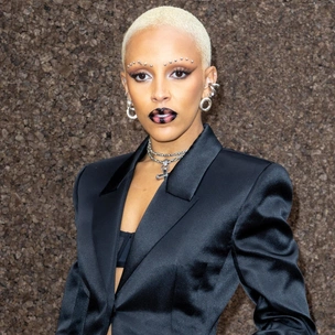 Брови из страз и черные губы в стиле negative space — стильная идея макияжа от Doja Cat с Недели моды в Париже