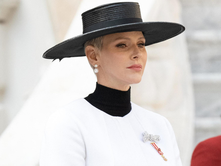 Королева готики: самый модный наряд «грустной княгини» Шарлен, которая затмила всех