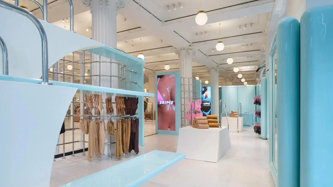 Купальный сезон: в Лондоне открылся поп-ап бутик Ким Кардашьян | mcmaison.ru