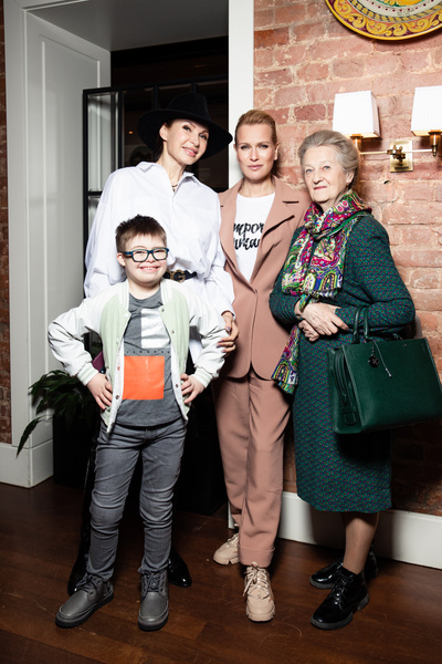 Фото №1 - Олеся Судзиловская и Эвелина Бледанс с сыном посетили ужин друзей
