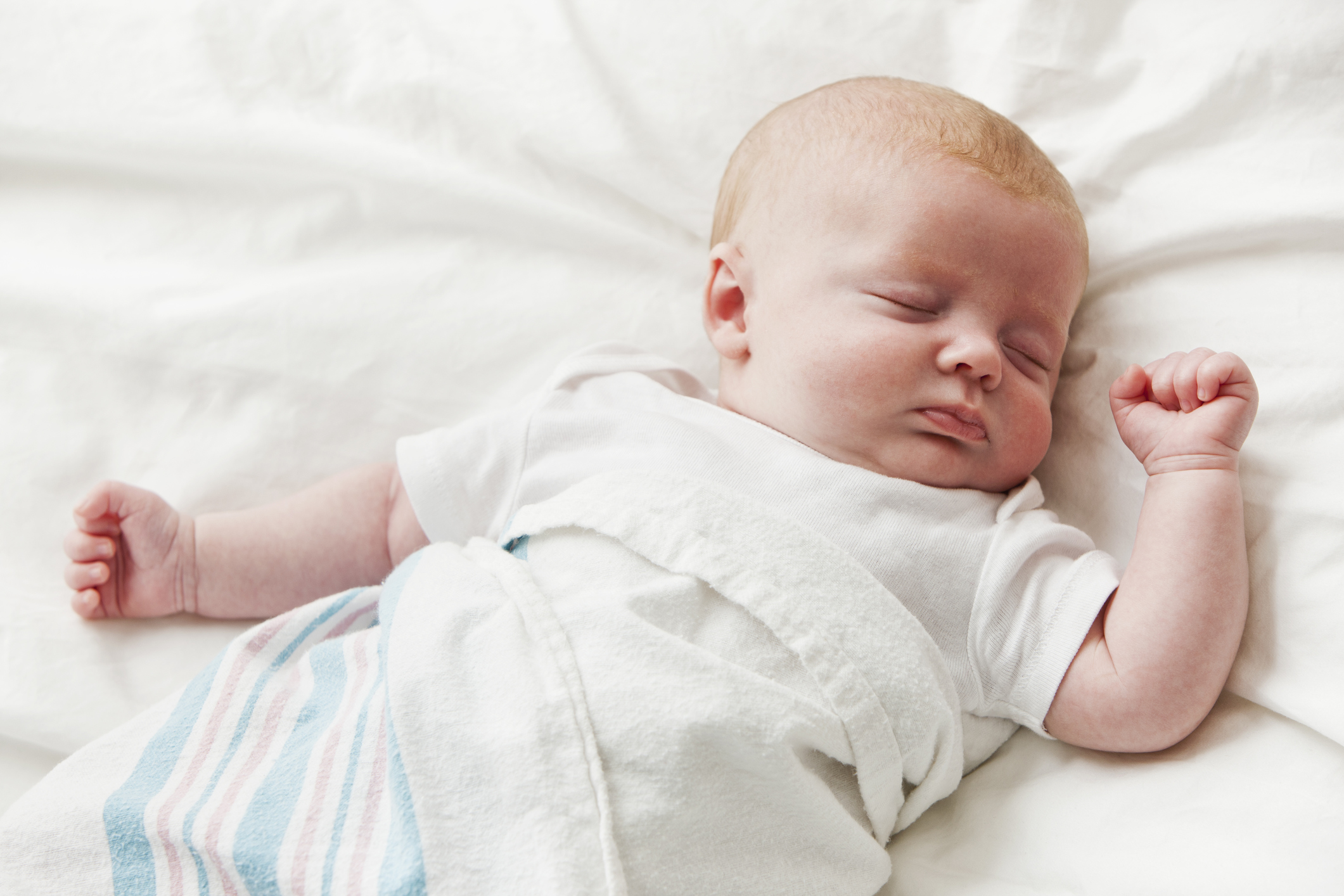 Почему новорожденный краснеет и тужится – как помочь малышу 👶🏼
