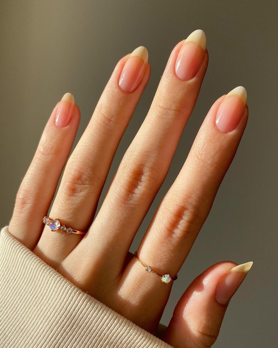 Почему на ногтях появляются белые полоски: причины и способы лечения