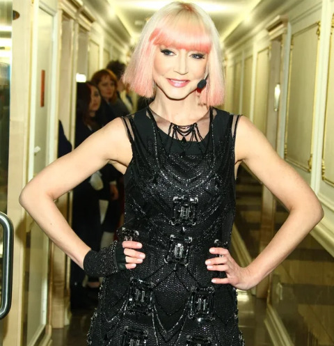 Кристина Орбакайте появилась на шоу с новой стрижкой и розовыми локонами