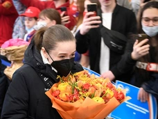 Камила Валиева прилетела в Москву, но не смогла найти в себе силы пообщаться с фанатами