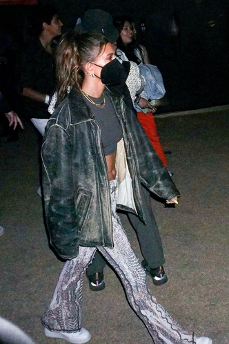 Куртка в стиле вестерн и брюки со змеиным узором: повторяем ковбойский лук Хейли Бибер на Coachella-2022