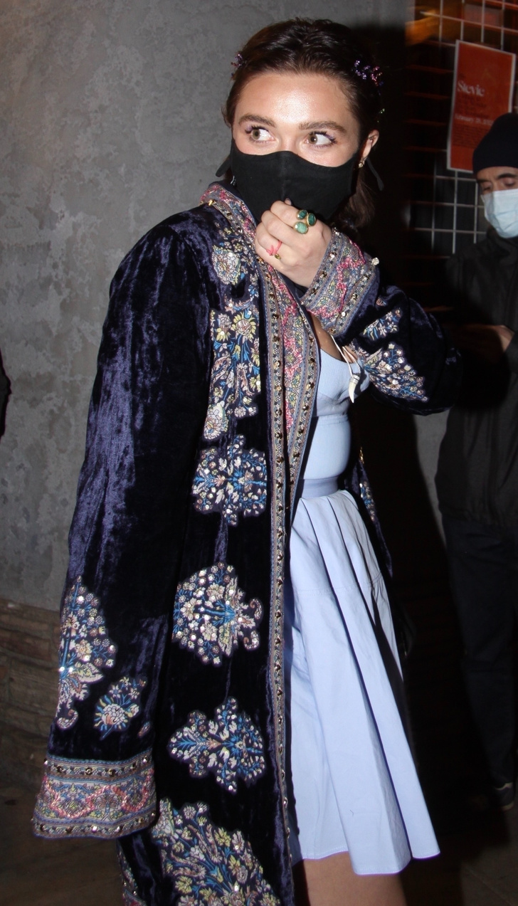 Узбекский кафтан и мини-платье из поплина голливудской актрисы Флоренс Пью