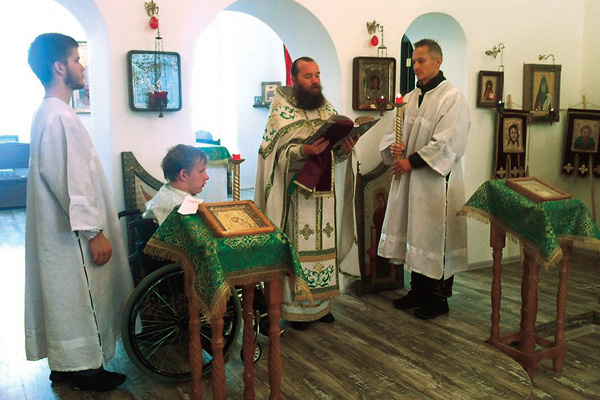 Степан (справа) принимал участие в службах в местном храме