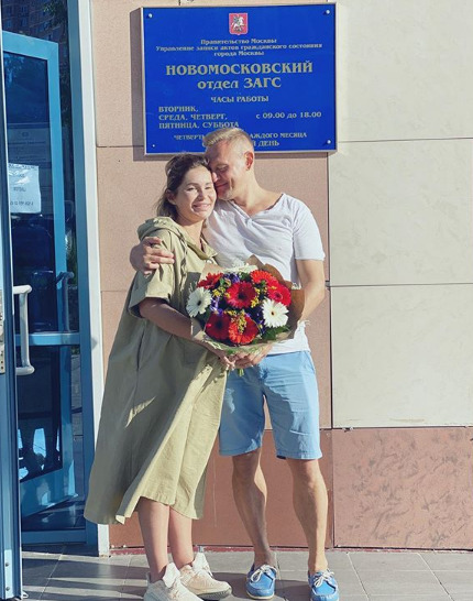 Степан Меньщиков и его беременная избранница подали заявление в загс