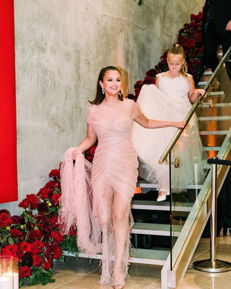 Мини-платье с перьями и босоножки на платформе: эффектный образ, в котором Селена Гомес отметила свой день рождения