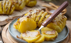 Готовим на мангале закуску с сюрпризом: рецепт картофеля с беконом