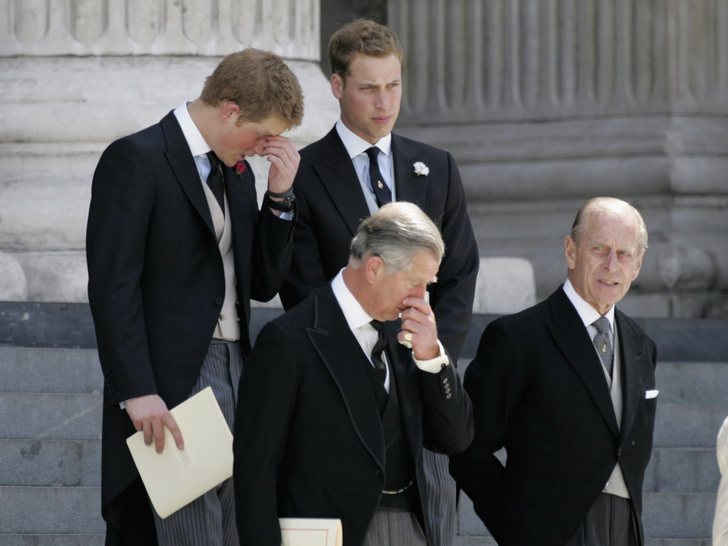 Фото №3 - Почему Королева решила «разделить» Уильяма и Гарри на похоронах принца Филиппа