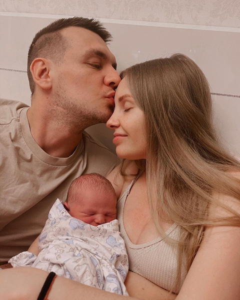 Катя Толкачева с мужем и новорожденным сыном