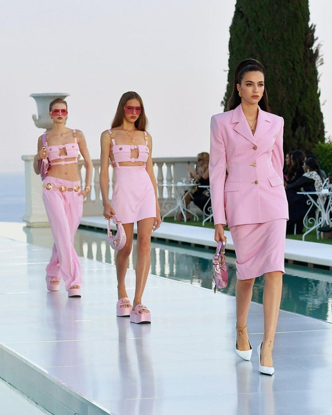 Добавляй в гардероб: 3 тренда с показа Versace x Дуа Липа, от которых все будут без ума этим летом