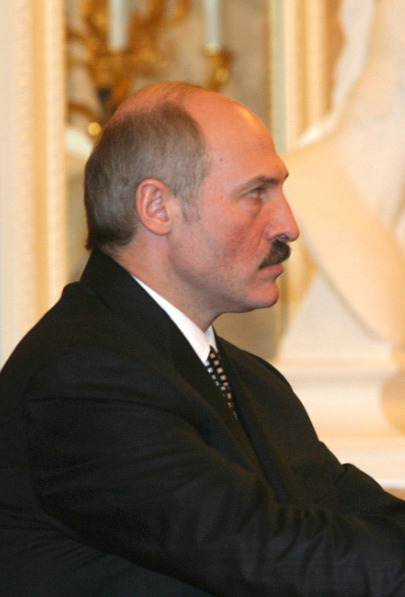 Лукашенко одарил любимую певицу гостинцами