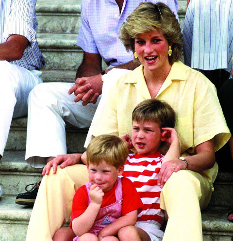 Несмотря на все разногласия, в браке с Чарльзом принцесса родила двоих сыновей. На фото – семья на отдыхе в августе 1987-го