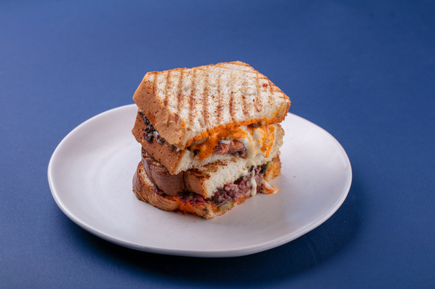 Фото №1 - Для тех, кто планирует пикник: приготовьте божественный пастрами-сэндвич