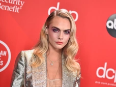 Дверь-вагина, секс-качели, обои Gucci — что еще скрывается в «доме для взрослых» Кары Делевинь
