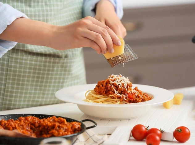 Страшный сон шеф-повара: как на самом деле нужно натирать сыр (даже если нет терки)