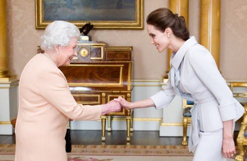 Елизавета II на встрече с Анджелиной Джоли