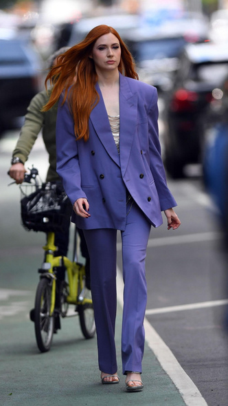 Тренд года: Карен Гиллан появилась в ультрамодном пиджаке — такой носят самые стильные девушки